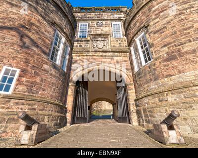 Skipton Castle sotto un luminoso cielo blu, Skipton North Yorkshire, Regno Unito, dicembre 2014, Foto Stock