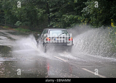 Il traffico stradale su strada allagata in heavy rain, Germania Foto Stock