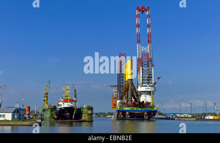 Nave da trasporto con tripos per parchi eolici offshore a porto, Germania, Bremerhaven Foto Stock