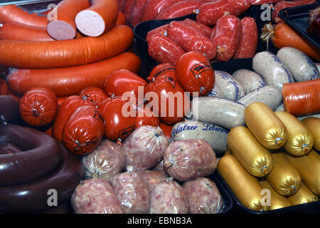 Salsicce prodotti per la vendita in una macelleria Foto Stock