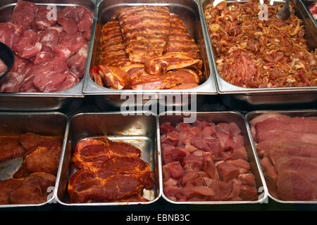 Assortimento di carni in un contatore a base di carne Foto Stock