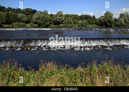 Fiume Ruhr e Spillenburg weir, in Germania, in Renania settentrionale-Vestfalia, la zona della Ruhr, Essen Foto Stock