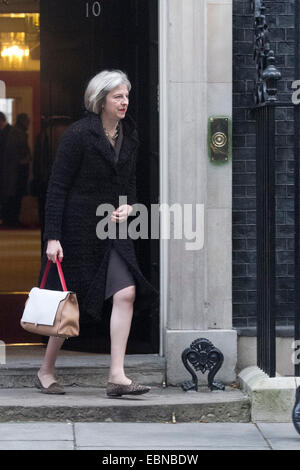 Westminster, Londra, Regno Unito. Il 3° dicembre 2014. Home Secretary Theresa Maggio lascia 10 Downing Street dopo il briefing cabinet prima il Cancelliere George Osborne offre la sua dichiarazione d'autunno Credito: amer ghazzal/Alamy Live News Foto Stock