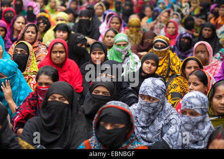 Dacca in Bangladesh. 03 dic 2014. Indumento lavoratori dai carri a vela indumenti per assistere a una dimostrazione di protesta per il loro stipendio dovuto e salari nella parte anteriore del National Press Club di Dhaka. Credito: zakir hossain chowdhury zakir/Alamy Live News Foto Stock