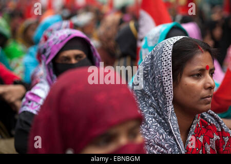 Dacca in Bangladesh. 03 dic 2014. Indumento lavoratori dai carri a vela indumenti per assistere a una dimostrazione di protesta per il loro stipendio dovuto e salari nella parte anteriore del National Press Club di Dhaka. Credito: zakir hossain chowdhury zakir/Alamy Live News Foto Stock