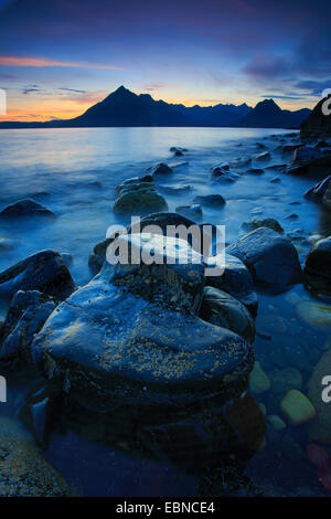 Costa vicino Elgol in Twilight, Regno Unito, Scozia Foto Stock