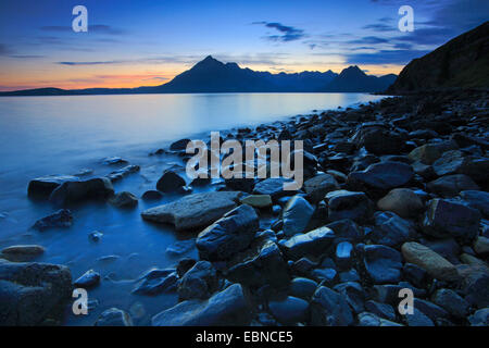 Costa vicino Elgol in Twilight, Regno Unito, Scozia Foto Stock