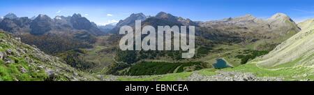 Panorama alpino con il lago di limo e Sas dla Crusc, il Sasso di Santa Croce, Italia, Alto Adige, Fanes Parco Nazionale Foto Stock