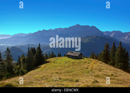 Baita alpina su un prato alpino, vista sulle montagne del Wetterstein con Zugspitze, in Germania, in Baviera, Alta Baviera, Baviera superiore Foto Stock
