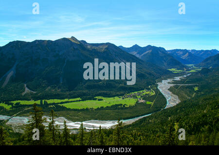 Montagna e paesaggio fluviale in corrispondenza della Lechtal con la naturale finito di fiume Lech e vista sulle Alpi Lechtal, Austria, Tirolo, Lechtaler Alpen Foto Stock