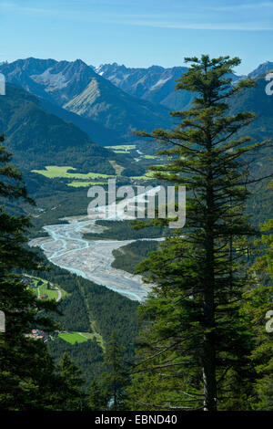 Montagna e paesaggio fluviale in corrispondenza della Lechtal con la naturale finito di fiume Lech vicino Vorderhornbach, Austria, Tirolo, Lechtaler Alpen Foto Stock