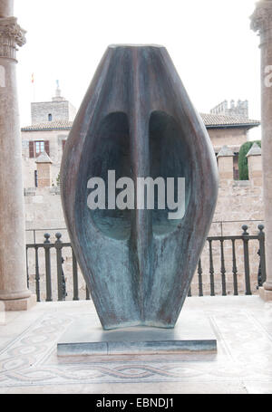 Palma de Mallorca, Maiorca, Spagna - 8 Febbraio 2013: Henry Moore scultura "Grandi Totem testa' (1968), bronzo sul display in co Foto Stock