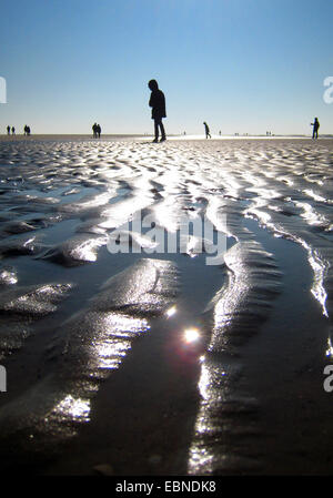 Piana di fango con persone a Sankt Peter-Ording, in Germania, in Renania settentrionale-Vestfalia, Sankt Peter-Ording Foto Stock