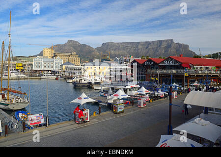 Porto storico Lungomare Victoria and Alfred e Table Mountain in background, Sud Africa, Western Cape, Città del Capo Foto Stock