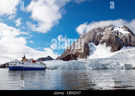 Expedition nave presso la costa di Spitzbergen, Norvegia Isole Svalbard Foto Stock