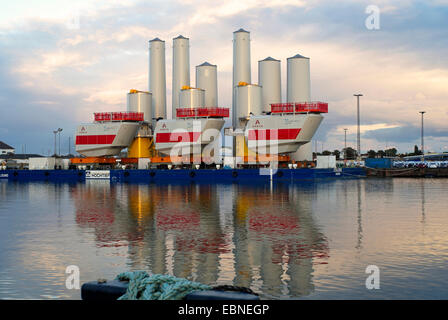 Componenti per impianti eolici offshore in porto Kaiserhafen, Germania, Bremerhaven Foto Stock