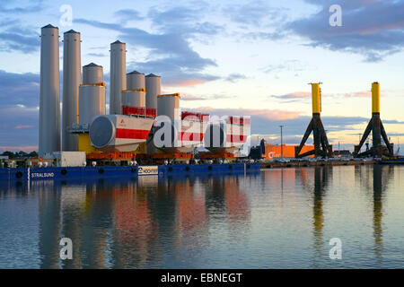 Componenti per impianti eolici offshore in porto Kaiserhafen, Germania, Bremerhaven Foto Stock