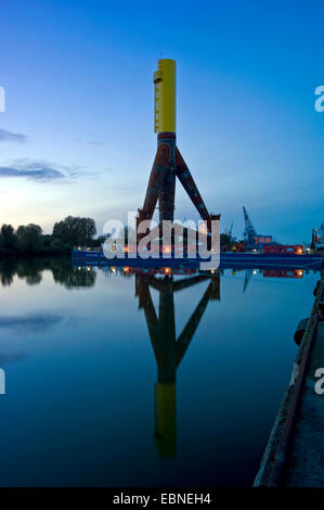 Componenti di turbine eoliche offshore in porto Labradorhafen, Germania, Bremerhaven Foto Stock