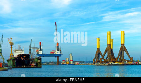 Componenti per impianti eolici offshore in porto Kaiserhafen, Germania, Bremerhaven Foto Stock