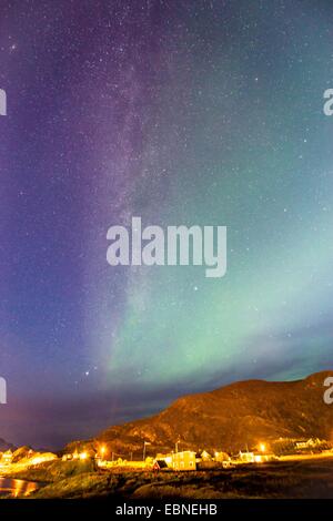 Luci del nord e la via lattea, Norvegia, Troms, Hillesoeya Foto Stock