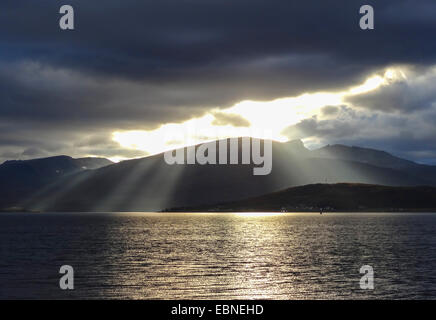 Raggi crepuscolari rottura attraverso le nuvole sopra Lille Blamannen, Norvegia, Troms, Tromsoe Foto Stock