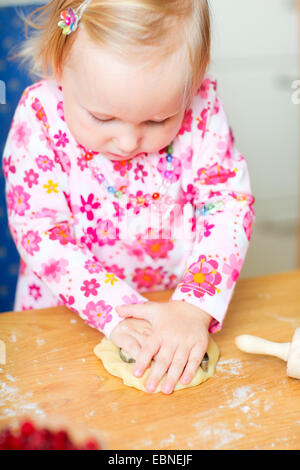 Bambina utilizzando una taglierina del biscotto Foto Stock