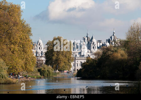 Whitehall e il vecchio Admiralty edifici da St James Park, Londra. Foto Stock