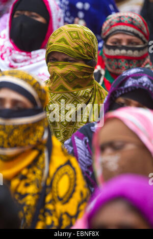 Dacca in Bangladesh. 03 dic 2014. Indumento lavoratori dai carri a vela indumenti per assistere a una dimostrazione di protesta per il loro stipendio dovuto e salari nella parte anteriore del National Press Club di Dhaka. Credito: zakir hossain chowdhury zakir/Alamy Live News Foto Stock