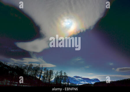 Cirrostratus colorati con Sun, Norvegia, Troms, Sandvik Foto Stock