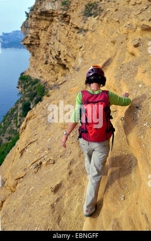 Escursionista salendo a la ripida costa, Francia, Provenza, Calanques Parco Nazionale Foto Stock