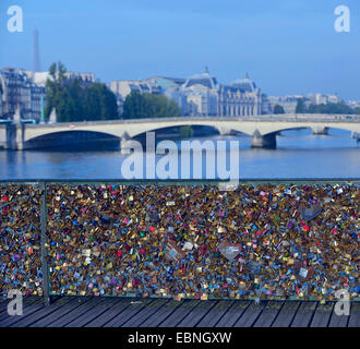 Amore lucchetti sul ponte Pont des Arts, Francia, Parigi Foto Stock