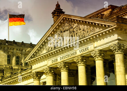 Bandiera tedesca che soffia sul Reichstag, Germania Berlino Foto Stock