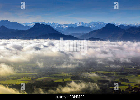 Vista dal pre-Alpi di Inntal con high fog, in Germania, in Baviera Foto Stock