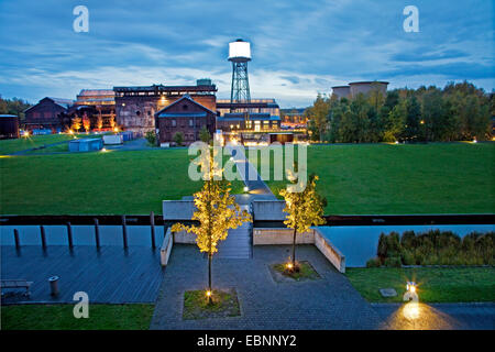 Illuminata Westpark con Jahrhunderthalle Bochum e alla torre d'acqua nella luce della sera, in Germania, in Renania settentrionale-Vestfalia, la zona della Ruhr, Bochum Foto Stock