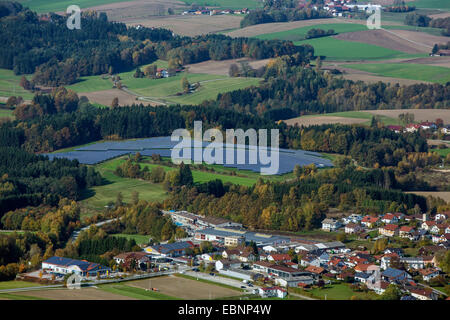 Vista aerea di sistemi fotovoltaici nel paesaggio di campo, in Germania, in Baviera Foto Stock