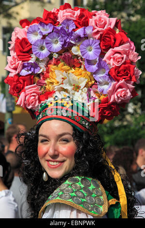 Donna decorato con fiori, Germania Berlino Foto Stock