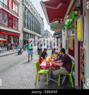 AMSTERDAM, circa agosto 2014: distretto a luci rosse nelle prime ore del mattino. Ogni anno da circa 4 milioni di turisti circa Foto Stock