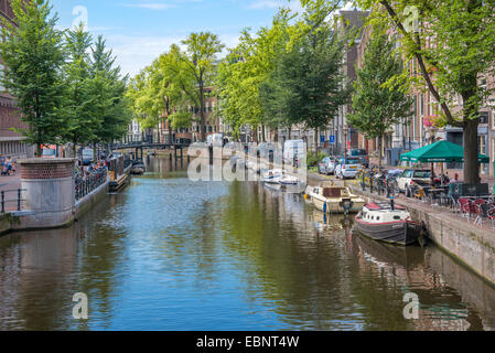 AMSTERDAM, circa agosto 2014: tipico paesaggio con strade e canali del centro città circa agosto 2014 in Amsterdam Foto Stock