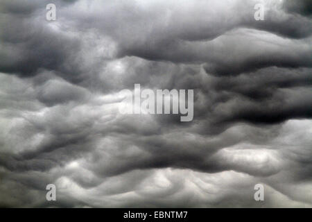 Turbolenza di grigio cumulus nuvole, Germania Foto Stock