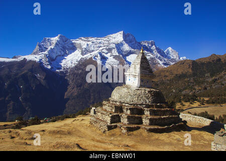 Stupa vicino a Syangboche (al di sopra di Namche Bazaar) con Kongde Ri, Nepal, Himalaya, Khumbu Himal Foto Stock