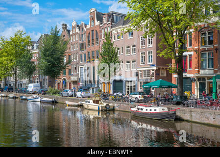 AMSTERDAM, circa agosto 2014: tipico paesaggio con strade e canali del centro città circa agosto 2014 in Amsterdam Foto Stock