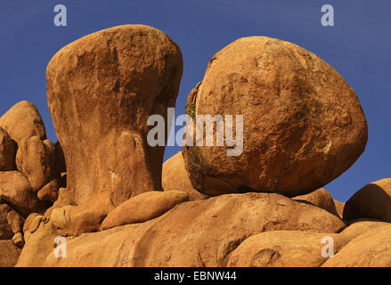 Weirdly roccia a forma di formazione di Spitzkoppe montagna vicino a Windhoek, Namibia, Swakopmund Foto Stock