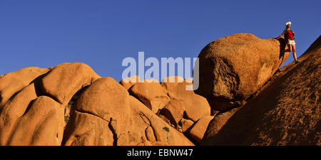 Escursionista a prendere il sole sulla montagna Spitzkoppe vicino a Windhoek, Namibia, Swakopmund Foto Stock