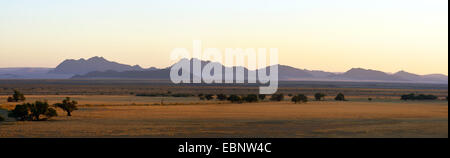Naukluft Mountains visto da Sesriem Camp, Namibia, Namib Naukluft National Park Foto Stock