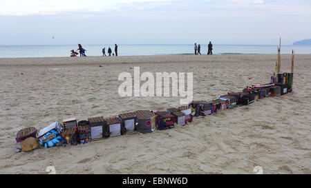 Schierate Silvestro cestino al Capodanno sulla spiaggia, Germania, Meclemburgo-Pomerania, Ruegen Foto Stock