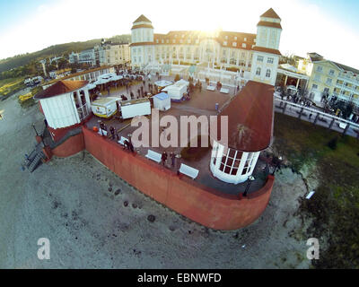 Vista aerea del lungomare e spa hotel in controluce, Germania, Meclemburgo-Pomerania, Ruegen, Ostseebad Binz Foto Stock