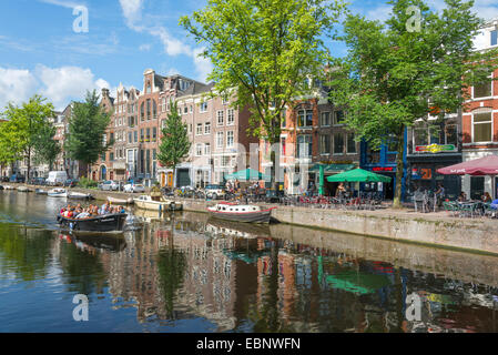 AMSTERDAM, circa agosto 2014: tipico paesaggio con strade e canali del centro città circa agosto 2014 in Amsterdam Foto Stock