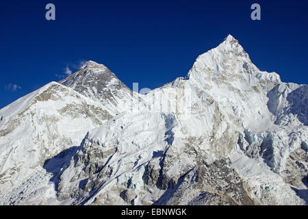 Everest (di fronte ovest spalla) e sul Nuptse. Vista dal Kala Patthar, Nepal, Himalaya, Khumbu Himal Foto Stock