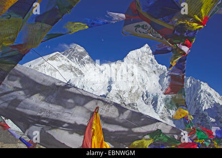Everest e sul Nuptse. Bandiere di preghiera. Vista dal Kala Patthar, Nepal, Himalaya, Khumbu Himal Foto Stock