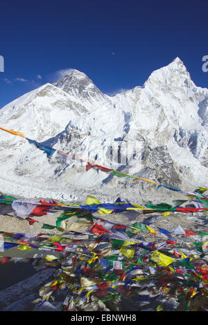 Everest e sul Nuptse. Bandiere di preghiera. Vista dal Kala Patthar, Nepal, Himalaya, Khumbu Himal Foto Stock